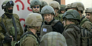 Benjamnin Netanjahu in Militäruniform zwischen Soldaten der israelischen Armee