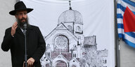 Hamburgs Landesrabbiner Shlomo Bistritzky spricht im November 2013 vor einem Transparent mit einer Zeichnung der Bornplatz-Synagoge