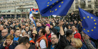 Demonstrierende in Belgrad, die EU-Fahnen schwenken
