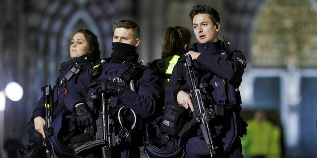 Schwer bewaffnete PolizistInnen vor dem Kölner Dom an Silvester