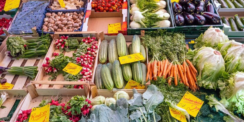 Marktstand mit Obst und Gemüse