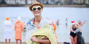 Eisbader mit Happy-New-Year-Brille beim Neujahrsschwimmen im Orankesee