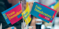 Fähnchen mit FDP-Schriftzug und Logo in einem Glas