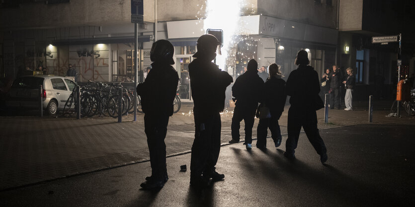 Einsatzkräfte der Polizei stehen unweit vom Kottbuser Damm