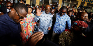 Der kongolesische Präsident in einer Menschenmenge, er winkt