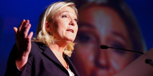 Marine Le Pen hält eine Rede.
