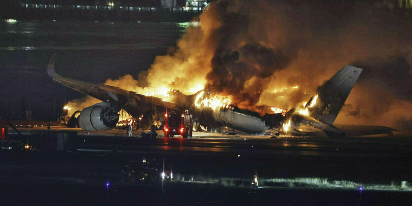 Das komplett brennende Flugzeug