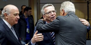 Thomas de Maiziere wird umarmt