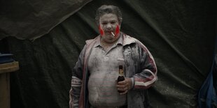 Mann mit Bierflasche in der Hand