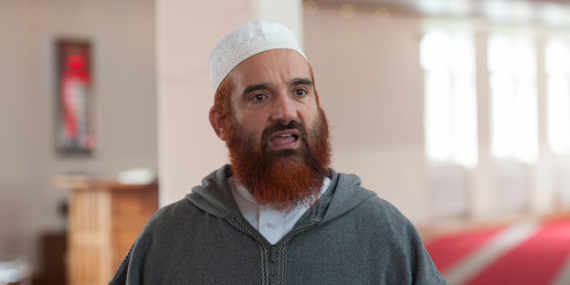 Der unter Verdacht stehende Imam im Gebetsraum der Moschee zsr