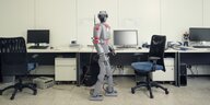 Ein humanoider Roboter in einem Computerraum