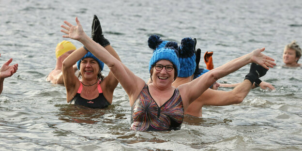 Menschen baden bei winterlichen Temperaturen in einem See