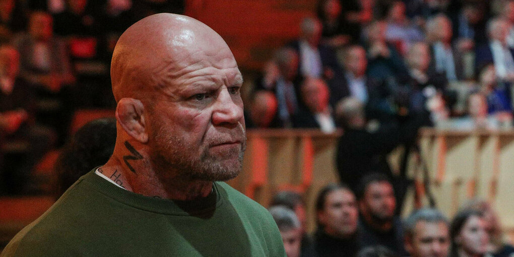 Jeff Monson im grünen Pulli mit dem tätowierten "Z" auf dem hals