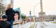 Ottilie Klein (CDU), Direktkandidatin für den Wahlkreis Berlin-Mitte und Generalsekretärin, hängt ein Plakat mit ihrem Konterfei vor der Siegessäule auf. In Berlin muss die Bundestagswahl in einigen Stimmbezirken wiederholt werden