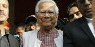 Muhammad Yunus am Montag zwischen zwei Männern nach seiner Verurteilung zu sechs Monaten Haft