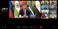 Auf dem Spliscreen eines Monitors sind Xi Jinping und andere Staatschefs zu sehen