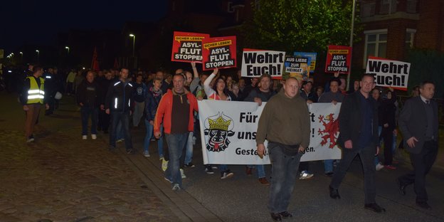 DemonstrantInnen tragen NPD-Parolen durch Boizenburg
