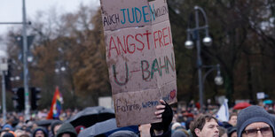 Teilnehmer halten Schilder bei der Demonstration gegen Antisemitismus "Nie wieder ist jetzt!“. Mehrere Initiativen und Prominente unterstützen die Demonstration