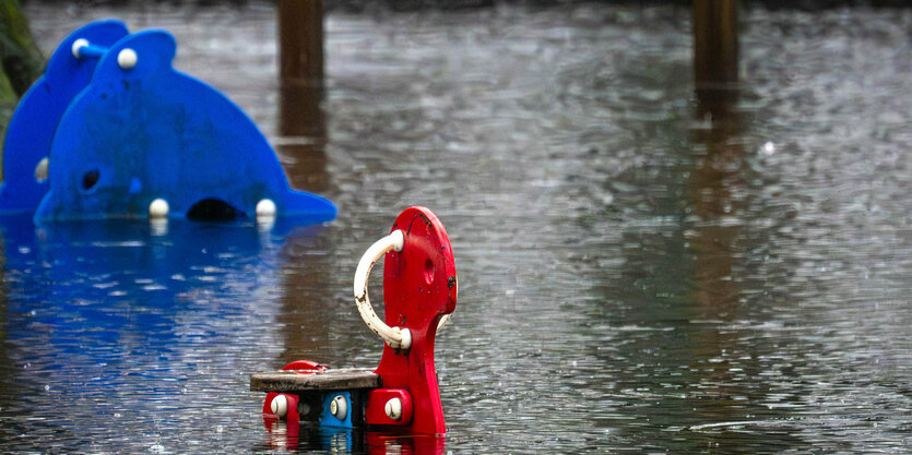 Der Spielplatz im Butendieker Gehölz in Niedersachsen steht unter Wasser