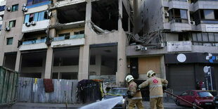 Feuerwehrleute vor einem zerstörten Haus in Beirut, in dem eine mutmaßliche israelische Drohne ein Hamas-Büro getroffen und sechs Personen getötet haben soll.