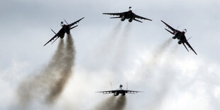 Kampfjets fliegen eine Formation