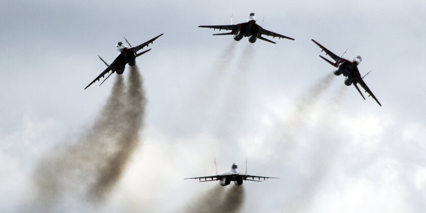 Kampfjets fliegen eine Formation