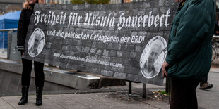 Demonstranten der Partei «Die Rechte» halten ein Banner mit der Aufschrift «Freiheit für Ursula Haverbeck».