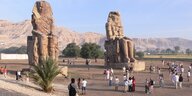 Menschen vor zwei riesigen ägyptischen Statuen