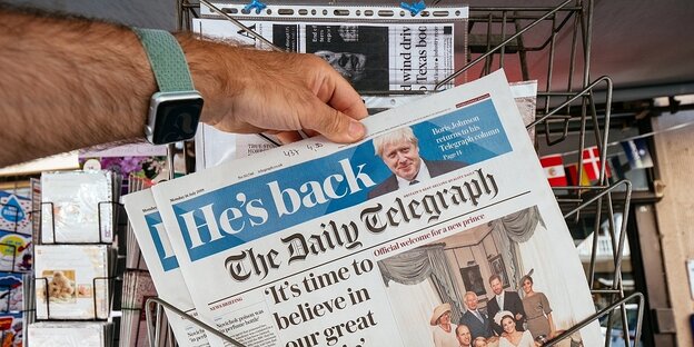 The Daily Telegraph in einem Kiosk-Zeitungsständer