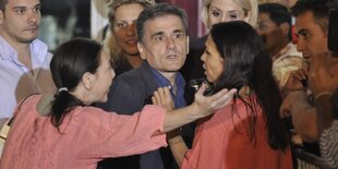 Tsakalotos in einer Menschenmenge. Zwei Frauen im Vordergrund.