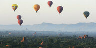 Heißluftballons fliegen über Myanmars alte Tempel kurz vor Sonnenaufgang am Neujahrstag in Bagan