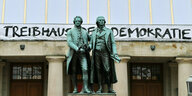 Das Goethe-Schiller-Denkmal vor der Fassade des Deutschen Nationaltheaters in Weimar.