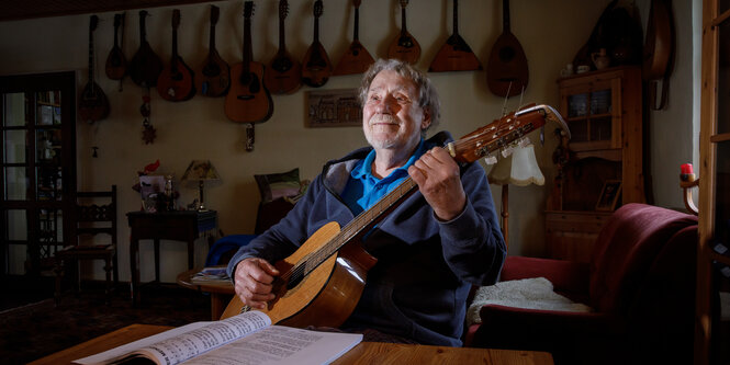 Hedo Holland spielt auf seiner Gitarre.