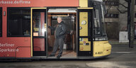 Der Straßenbahnfahrer Thomas Standfest steht in der Tür einer Straßenbahn