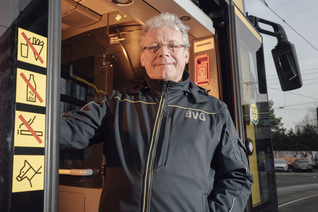 Thomas Standfest trägt seine BVG-Jacke und schaut aus der Tram