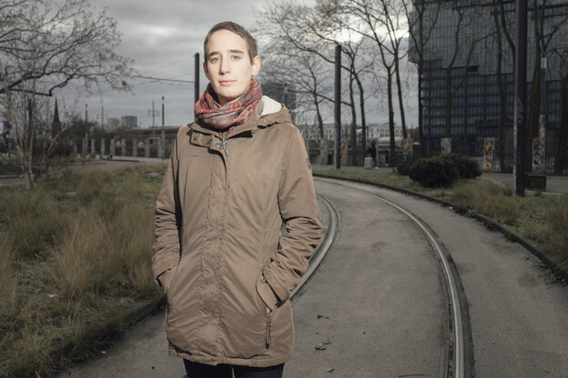 Die Aktivistin Debby Roschka steht auf Straßenbahnschienen und blickt in die Kamera