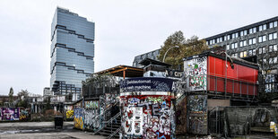 Hochhaus und kleinere Gebäude im Vordergrund