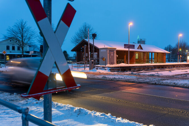 Blick auf den Bahnhof von Langenhorn mit Andreaskreuz