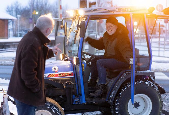 Olde Oldsen im Gespräch mit Mann auf kleinem Traktor