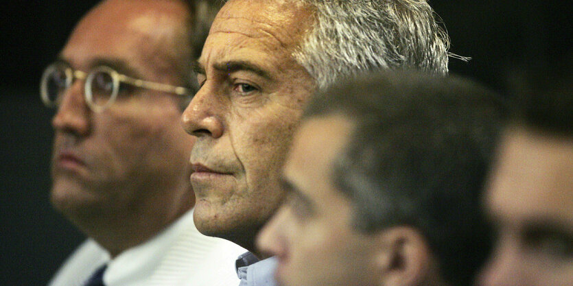 Jeffrey Epstein im Profil zwischen anderen Personen