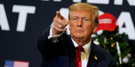 Donald Trump zeigt von einem Rednerpult aus mit dem Finger