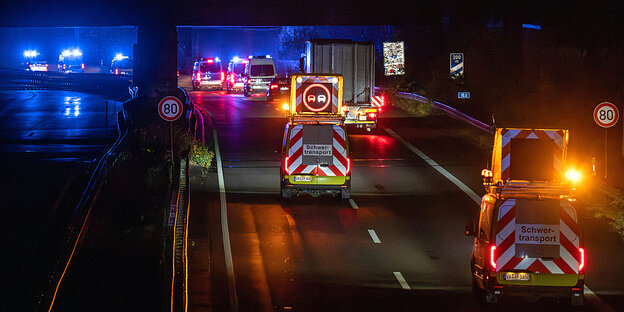 Ein gesicherter Schwertransporter auf der Autobahn bei Nacht