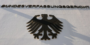 Ein Bundesadler an einer Hauswand, darüber der Schriftzug „Bundesverfassungsgericht“.