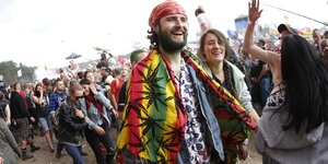 Zwei polnische Reggae-Fans mit Bandanas und Schals in den Reggaefarben Rot-grün-gelb.
