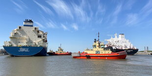 Große LNG-Tanker mit Schleppern auf dem Wasser