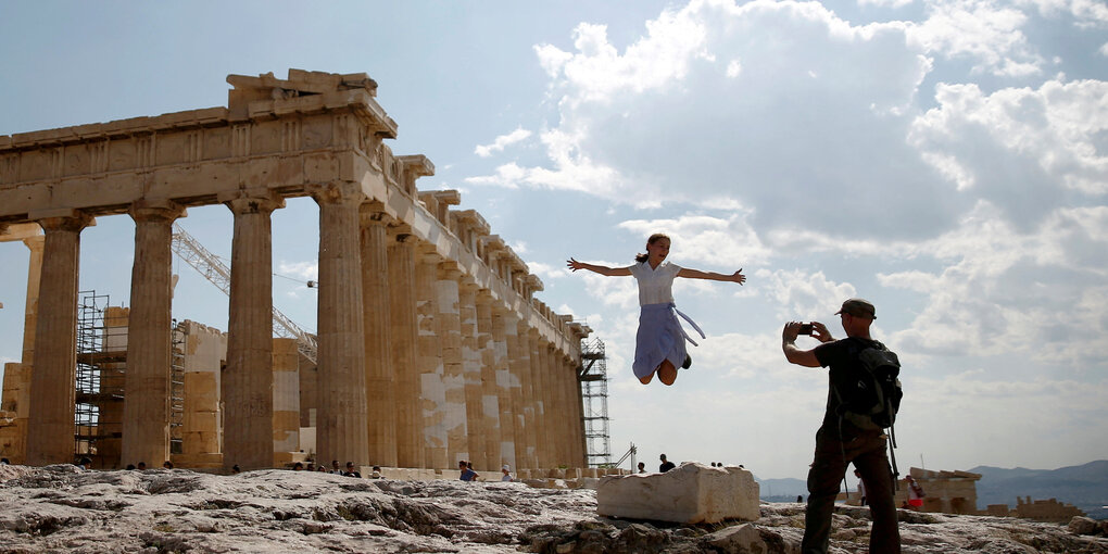 Touristen vor der Akropolis.