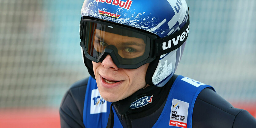 Andreas Wellinger schaut duch die Skibrille in die Kamera.