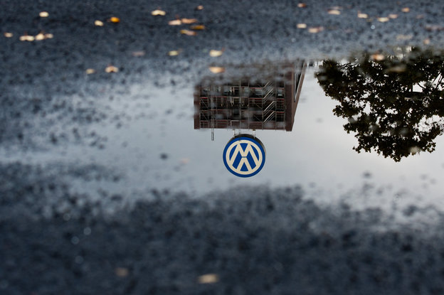 Die VW-Zentrale spiegelt sich in einer Pfütze