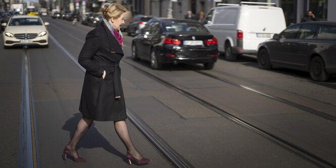 Franziska Giffey geht über eine Straße