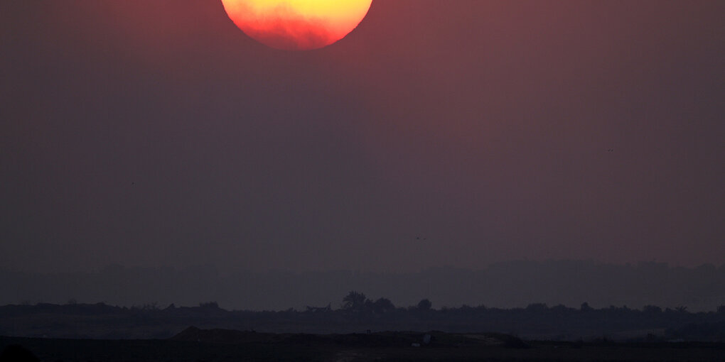 Eine untergehende Sonne vor rotem Himmel